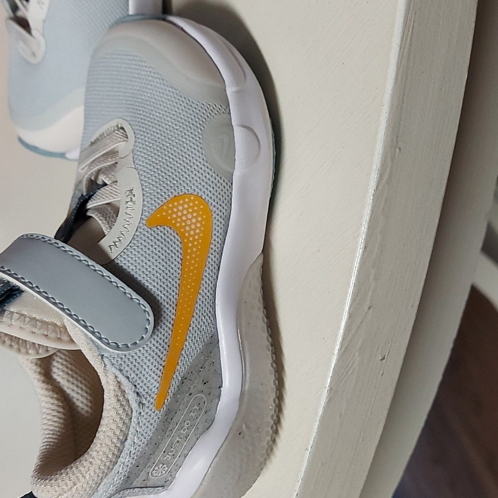 Nike shoes - Picture 2 of 6